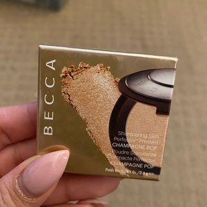 Becca highlighter mini in shade champagne pop.